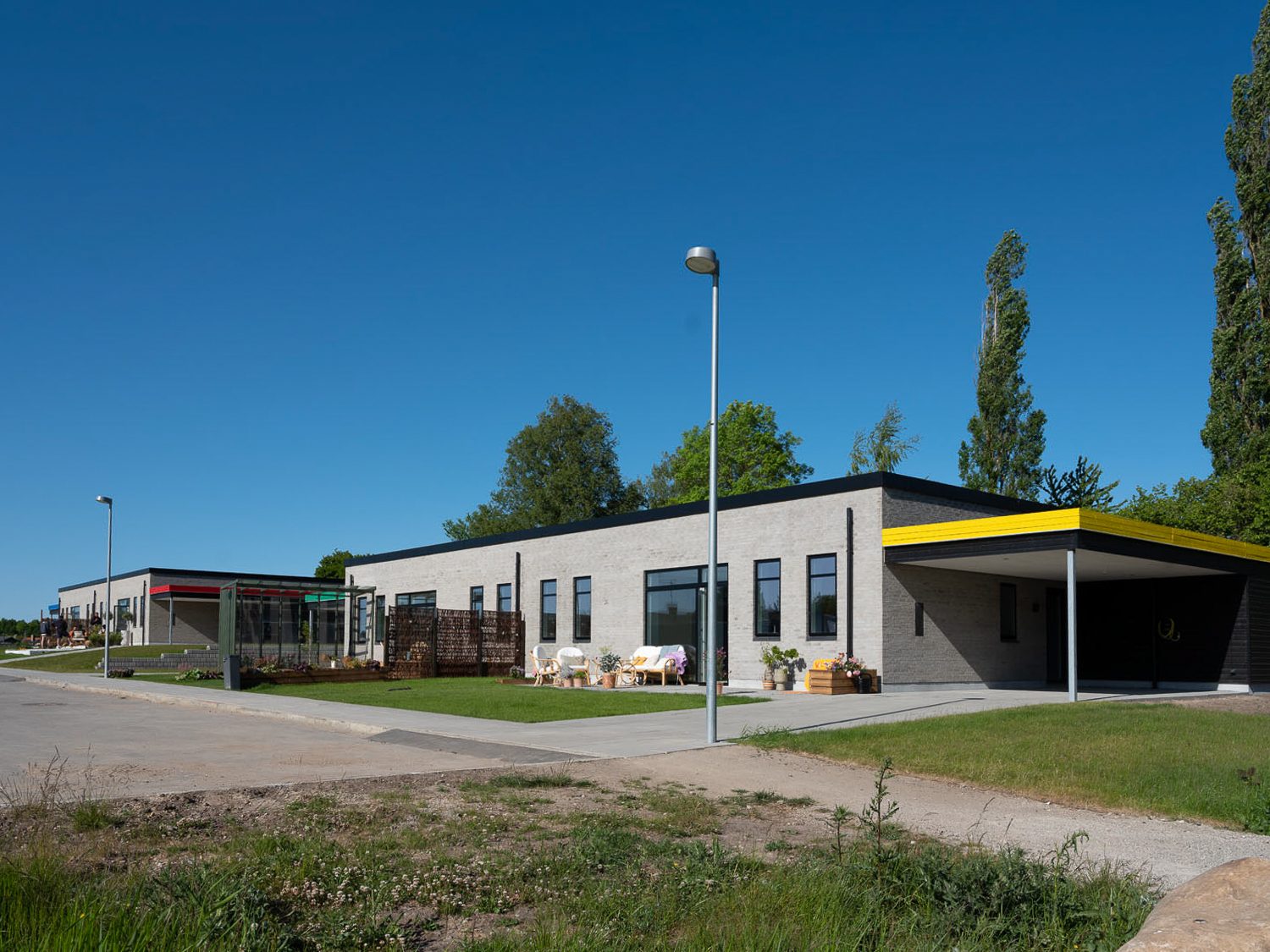 på billedet ses et sort køkken fra Designas silkkollektion med hvidevarer fra Siemens